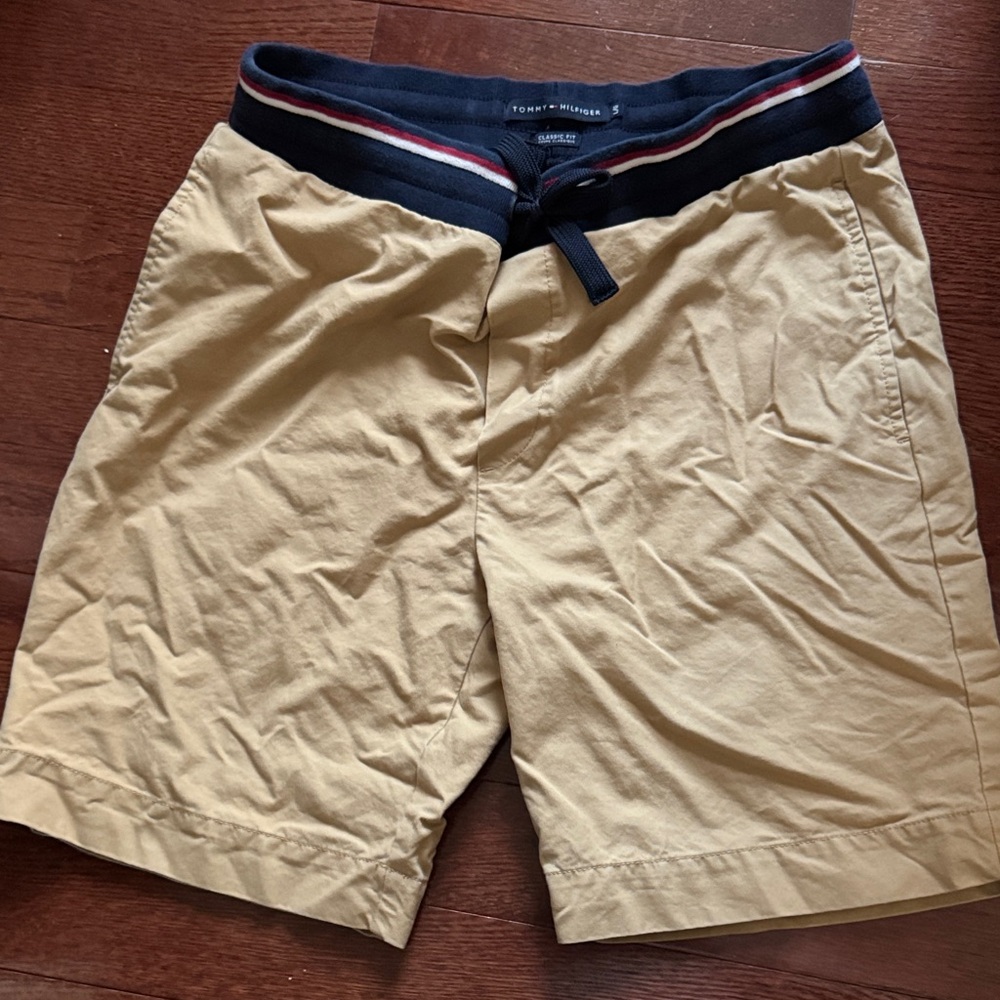 Tommy Hilfiger Large classic fit Beige Shorts with Navy and Red band